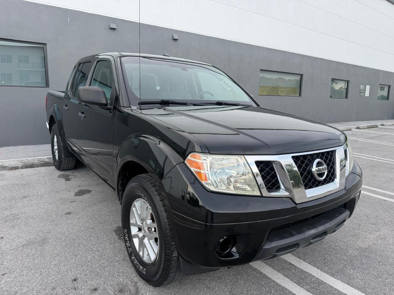 Nissan Frontier 2WD Crew Cab SWB Auto SV 2015