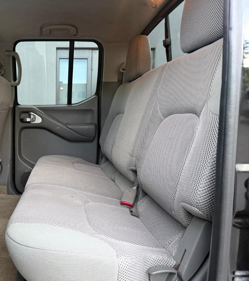 Nissan Frontier 2WD Crew Cab SWB Auto SV 2015