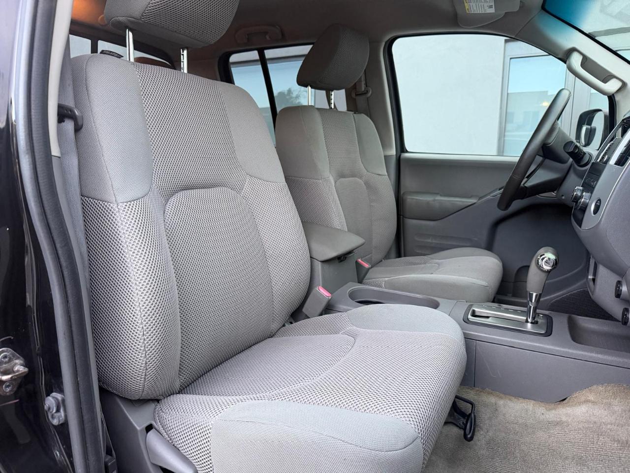 Nissan Frontier 2WD Crew Cab SWB Auto SV 2015