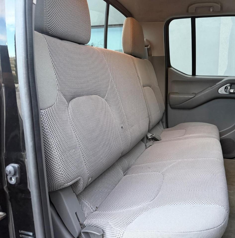 Nissan Frontier 2WD Crew Cab SWB Auto SV 2015