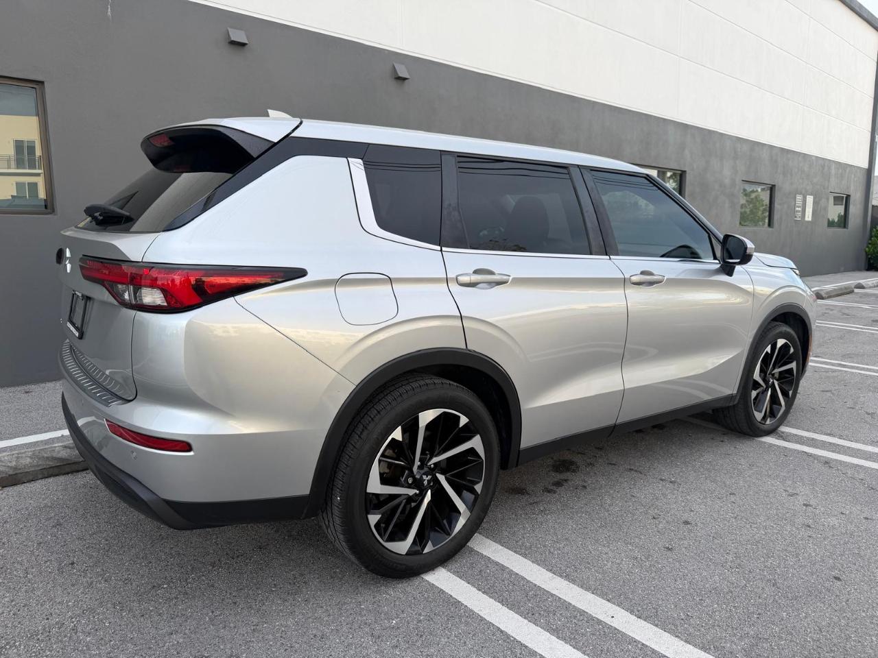 Mitsubishi Outlander ES FWD 2022