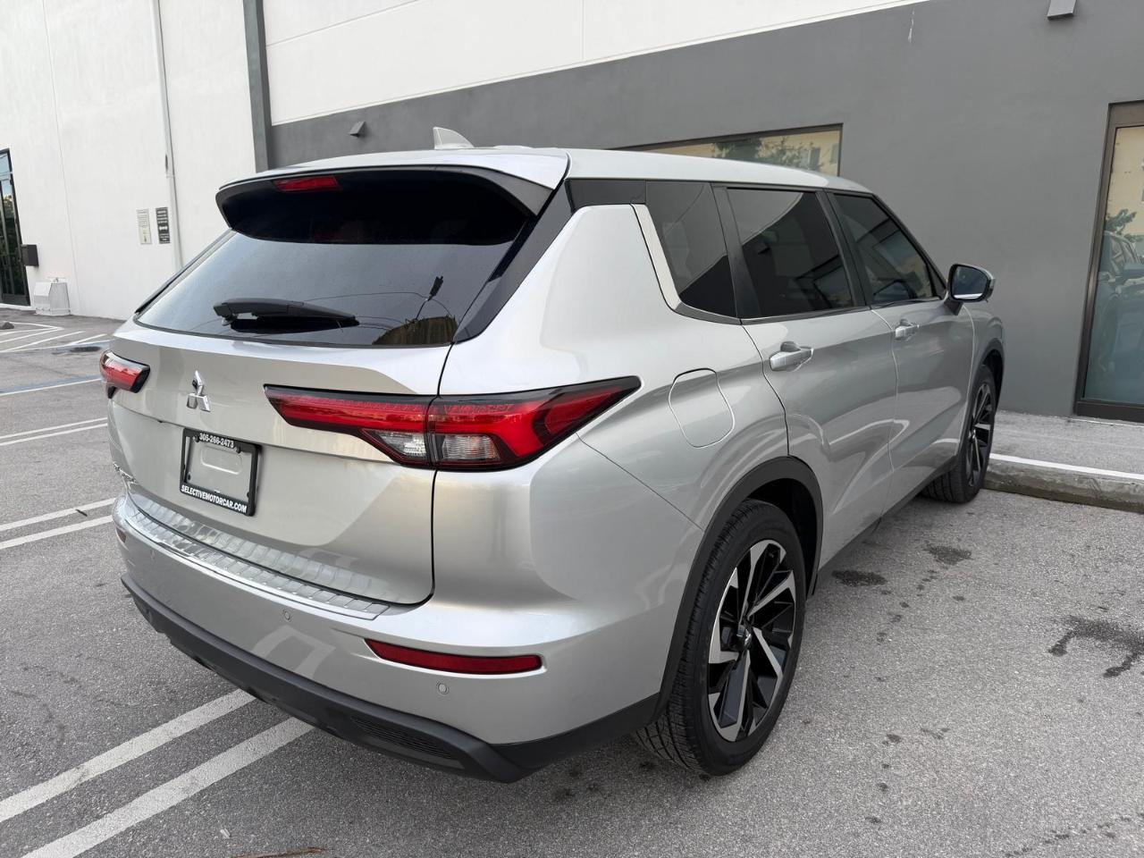Mitsubishi Outlander ES FWD 2022