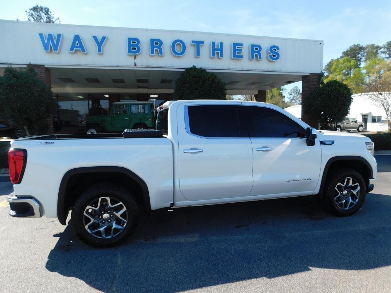 2023 GMC Sierra 1500 4WD CREW CAB 147" SLT