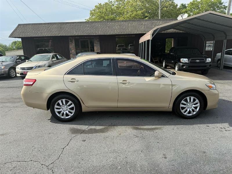 Toyota Camry LE 6-Spd AT 2011