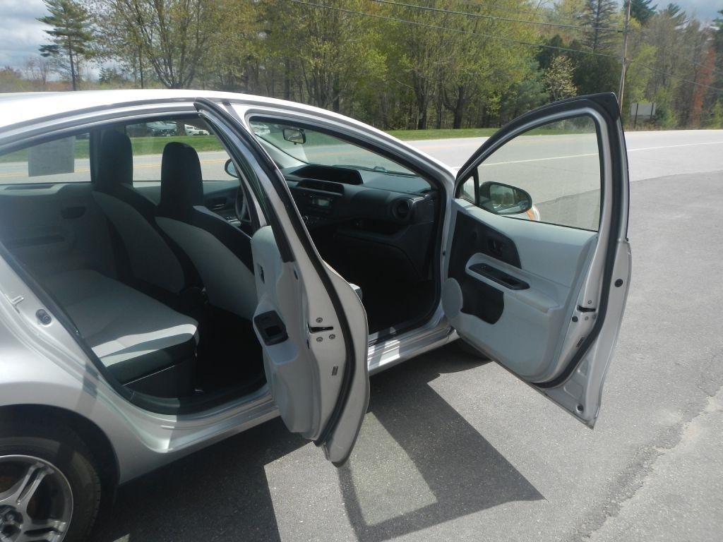 Toyota Prius c One 2012