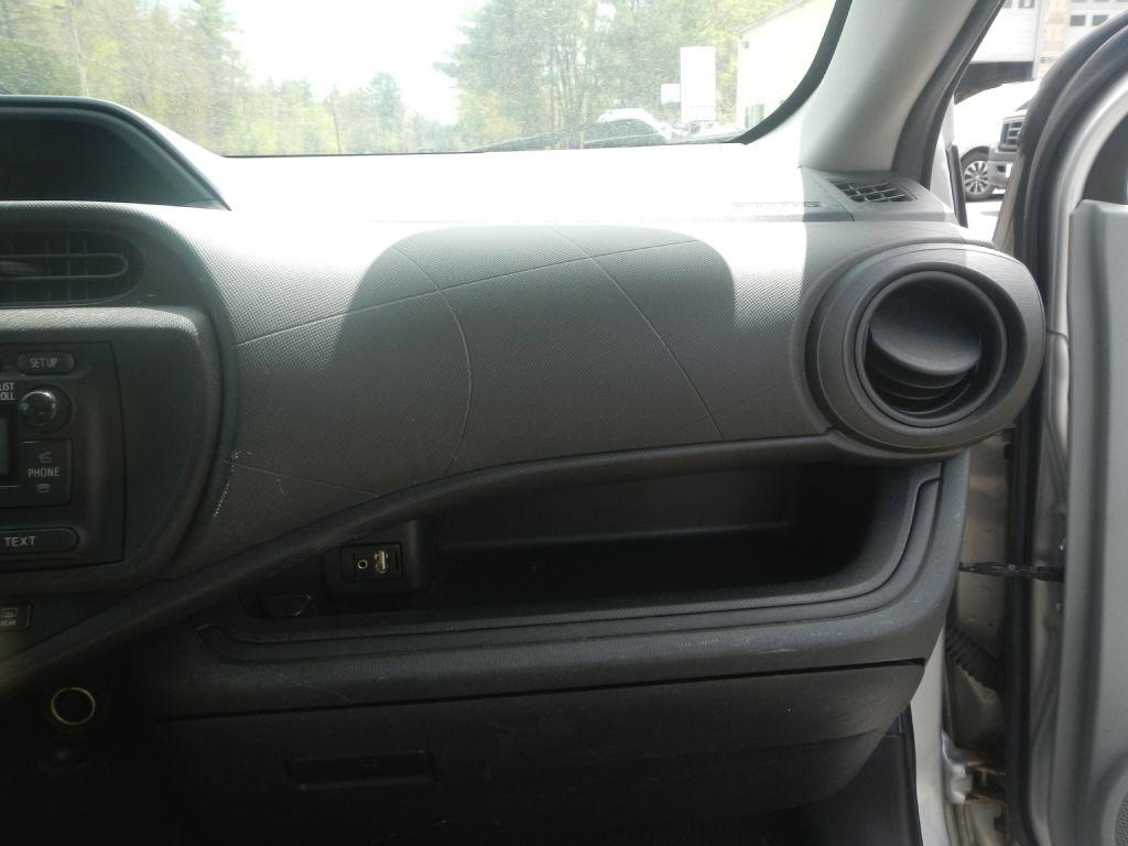 Toyota Prius c One 2012