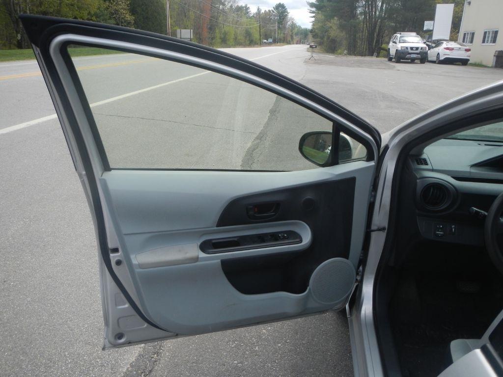 Toyota Prius c One 2012