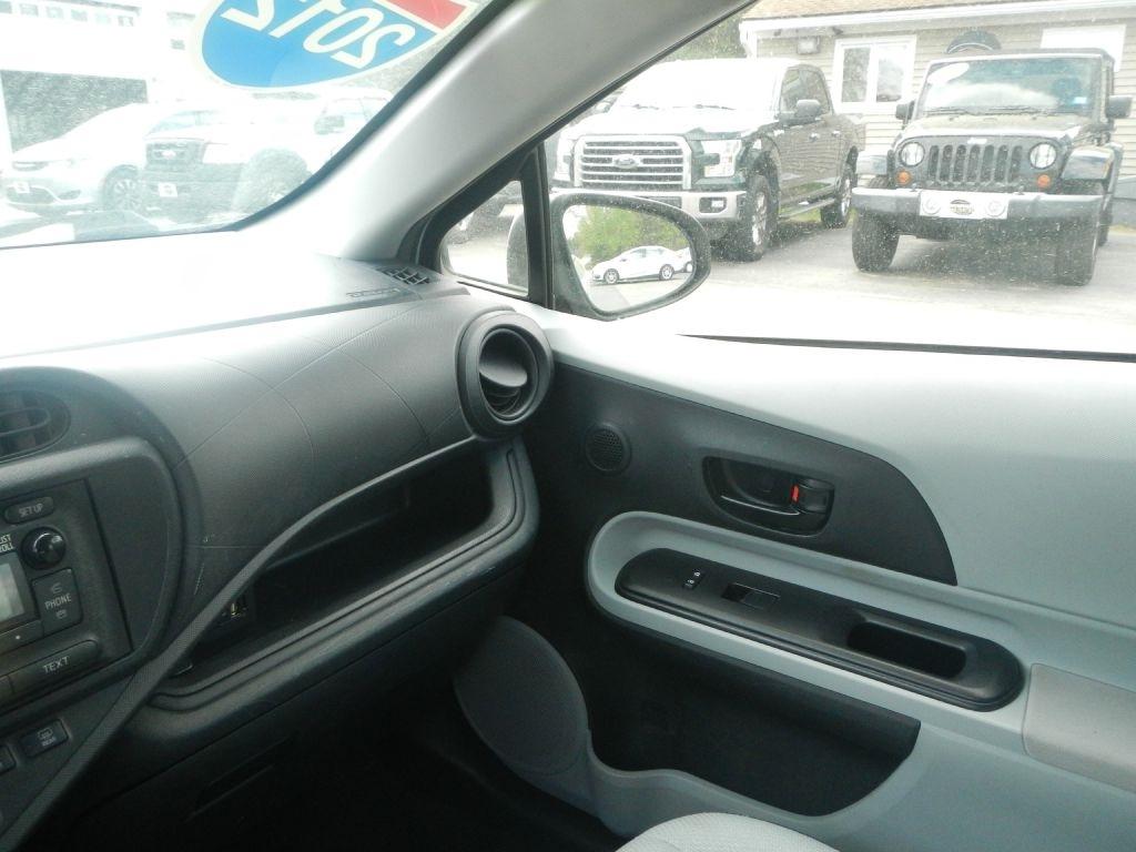 Toyota Prius c One 2012