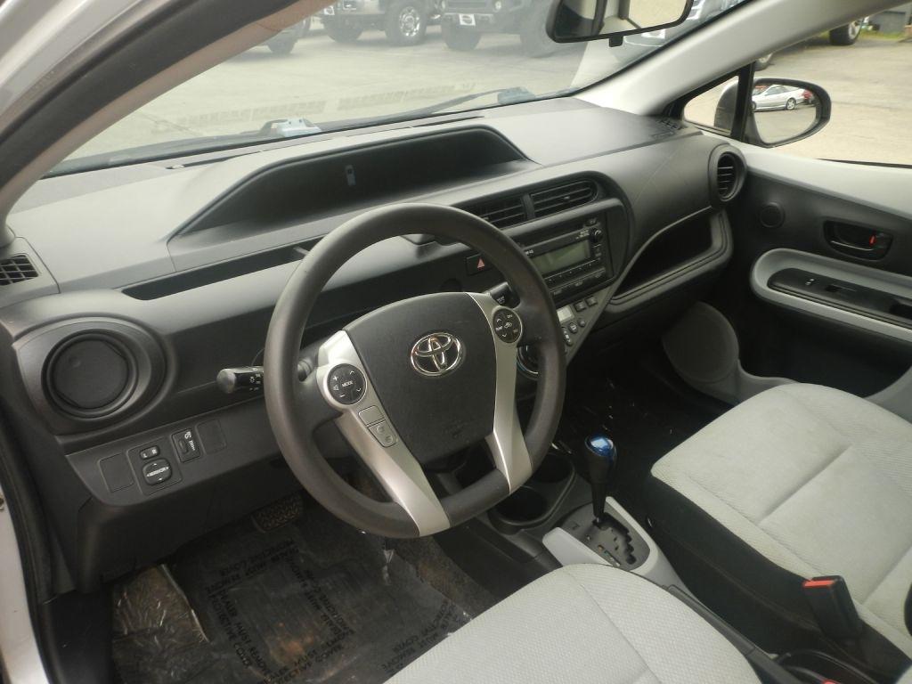 Toyota Prius c One 2012