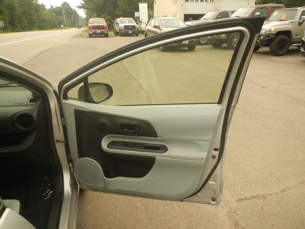 Toyota Prius c One 2012