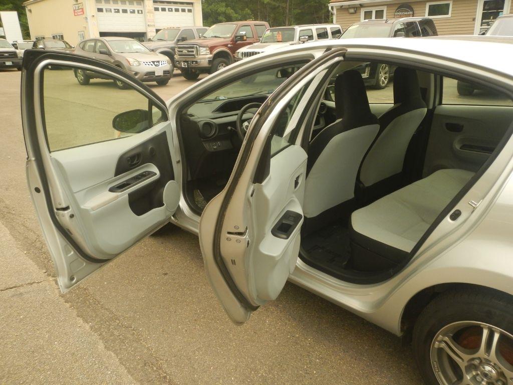 Toyota Prius c One 2012