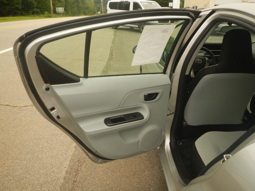 Toyota Prius c One 2012