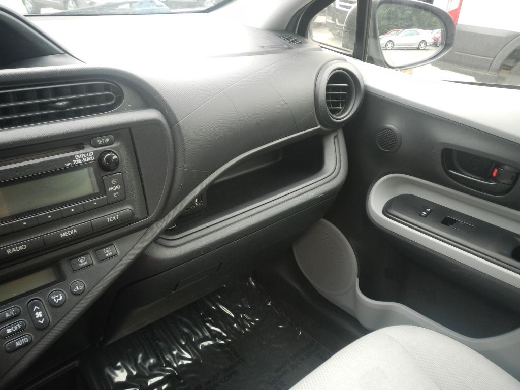 Toyota Prius c One 2012