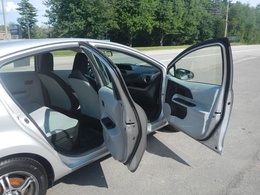 Toyota Prius c One 2012