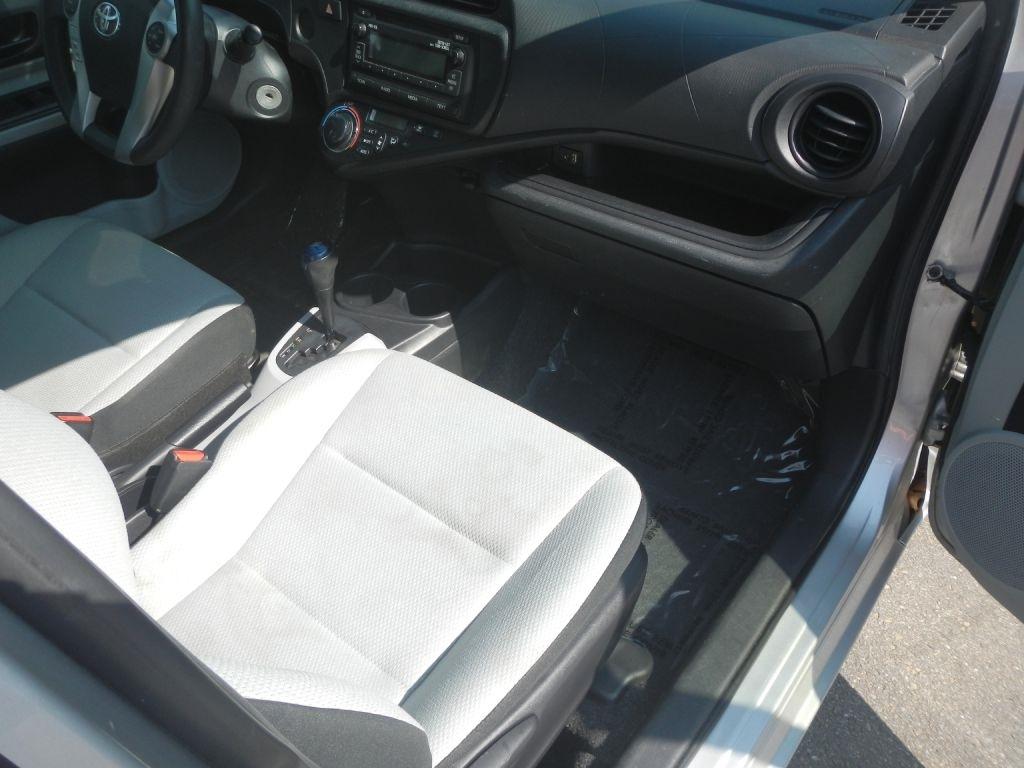 Toyota Prius c One 2012