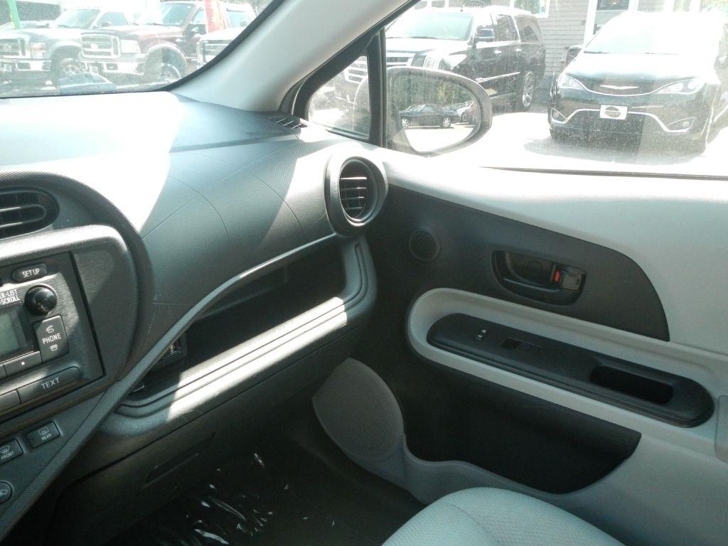 Toyota Prius c One 2012