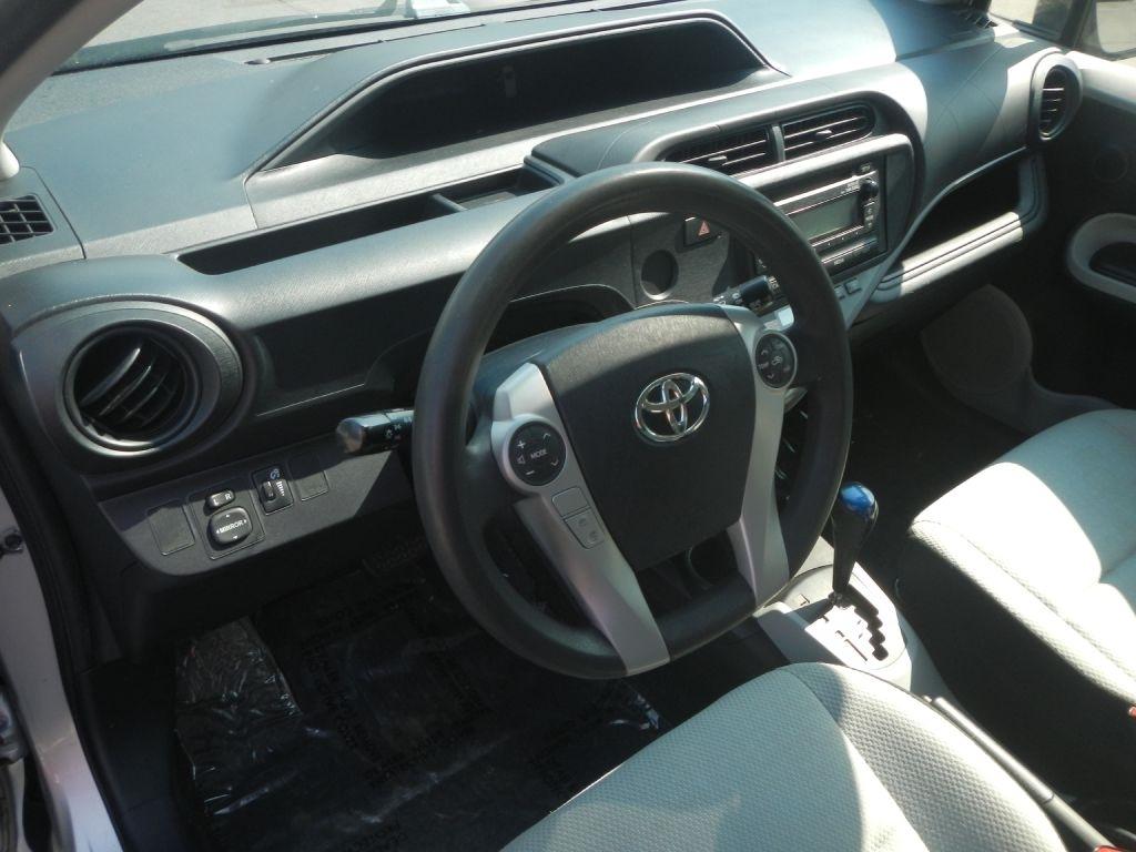 Toyota Prius c One 2012