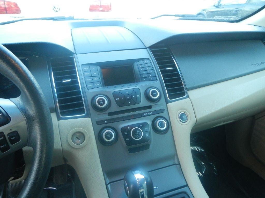 Ford Taurus SE FWD 2014