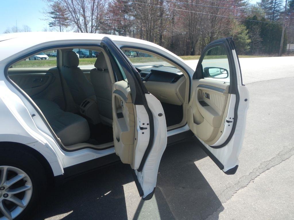 Ford Taurus SE FWD 2014