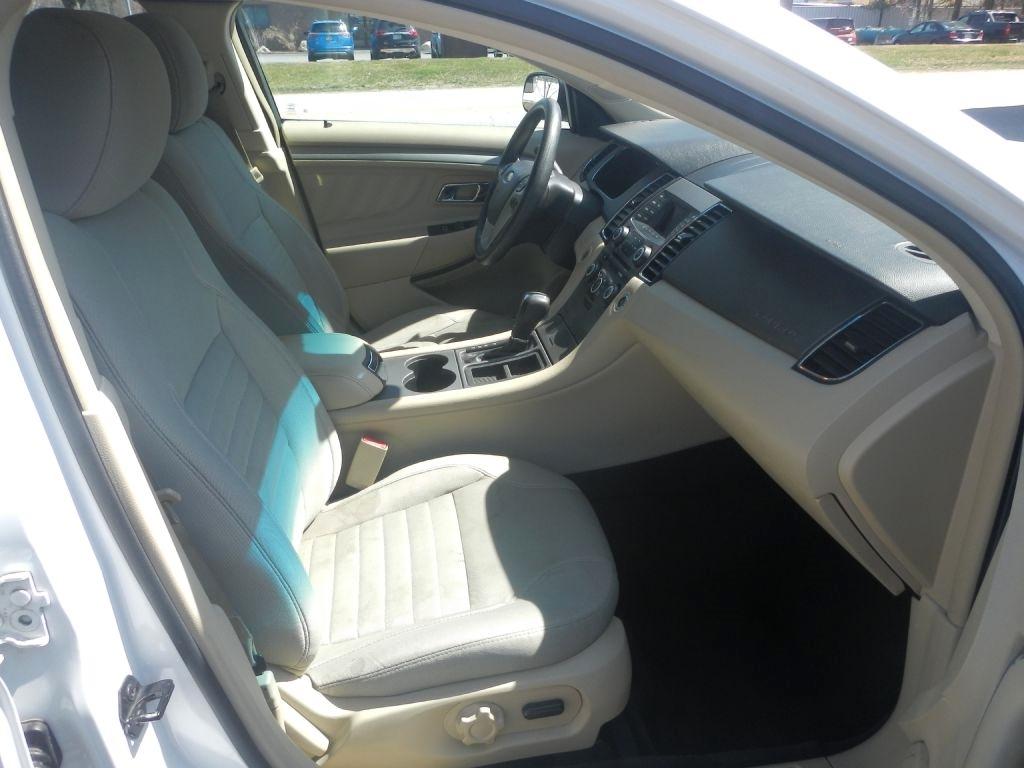 Ford Taurus SE FWD 2014