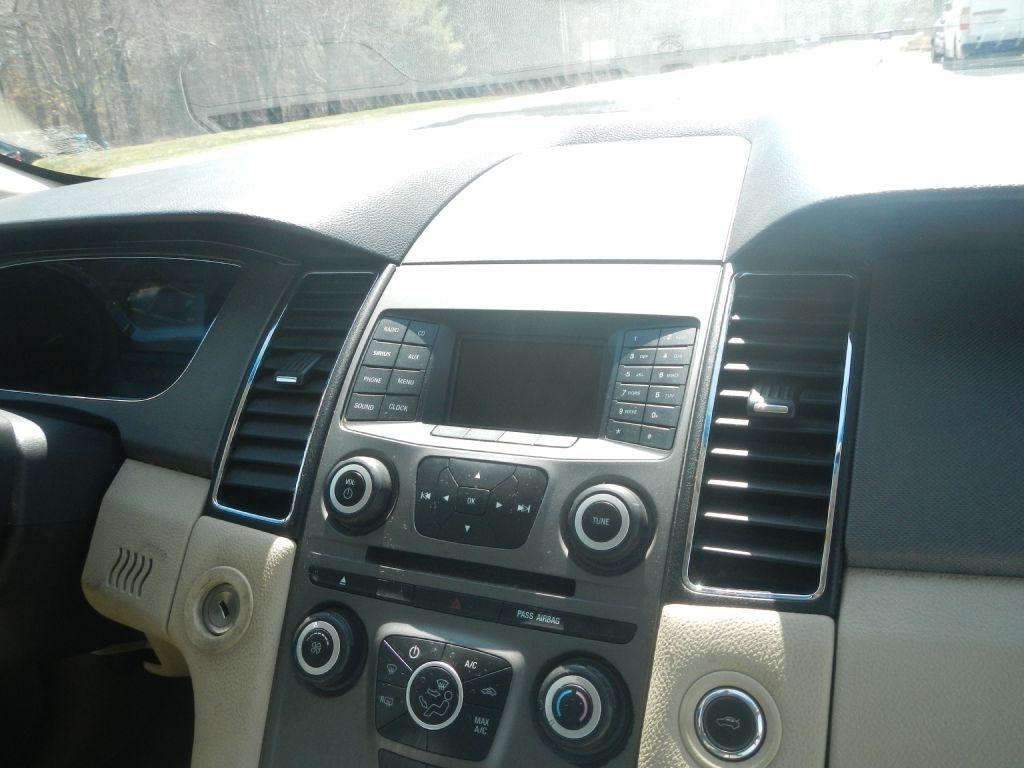 Ford Taurus SE FWD 2014