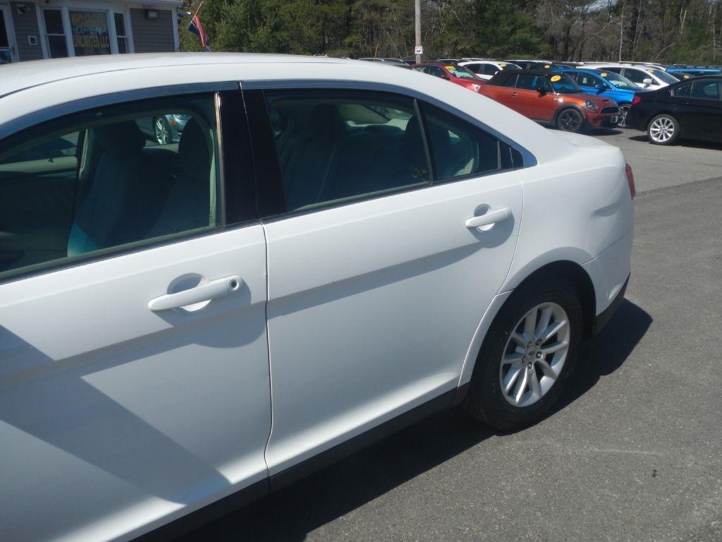 Ford Taurus SE FWD 2014