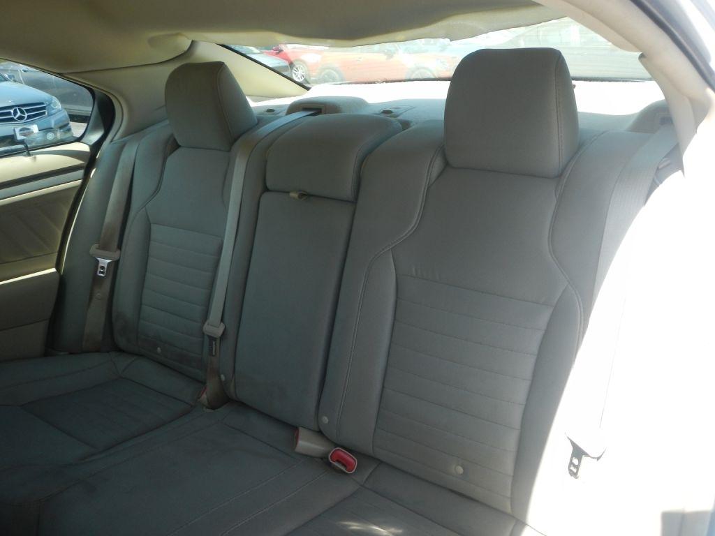 Ford Taurus SE FWD 2014