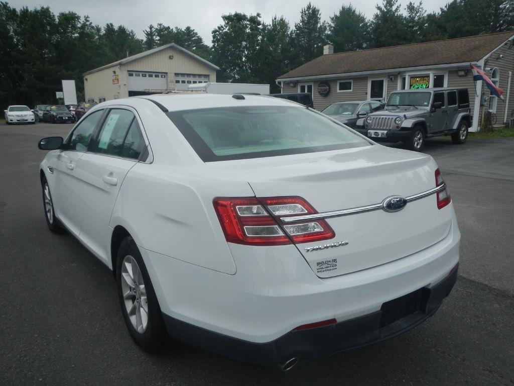Ford Taurus SE FWD 2014