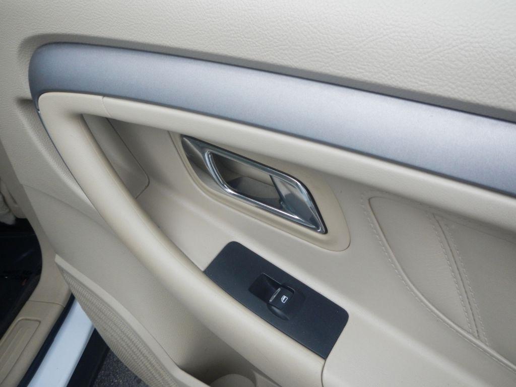 Ford Taurus SE FWD 2014