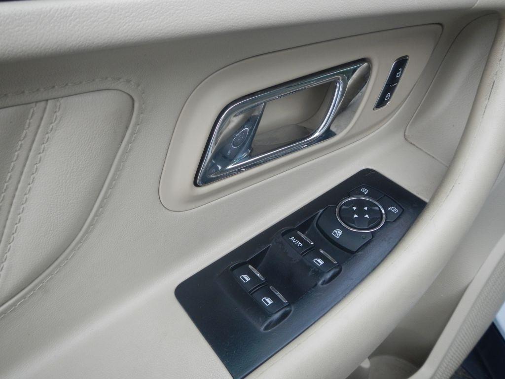 Ford Taurus SE FWD 2014