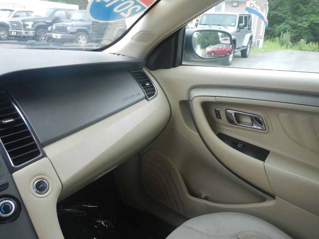 Ford Taurus SE FWD 2014