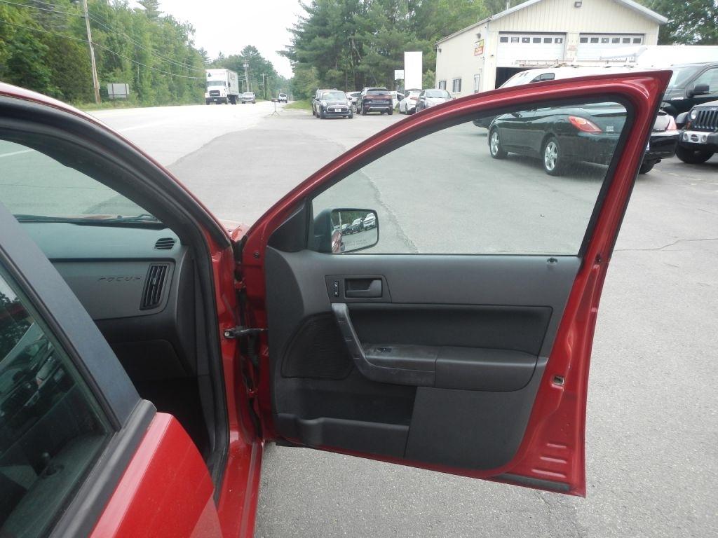 Ford Focus SE Sedan 2010