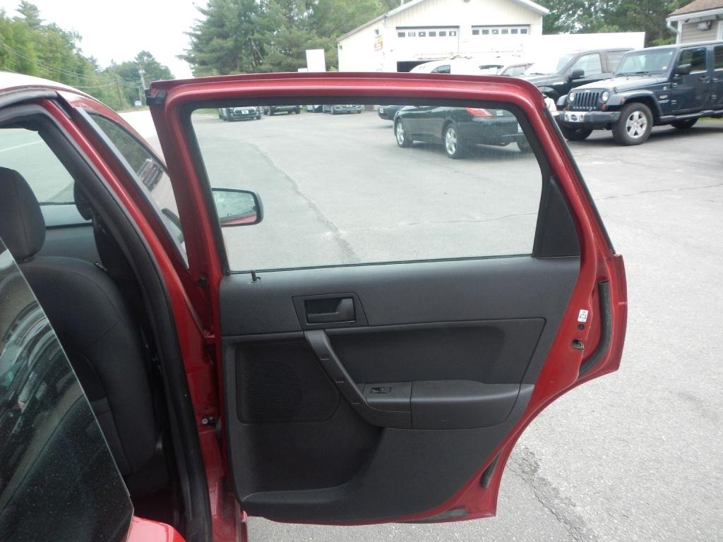 Ford Focus SE Sedan 2010