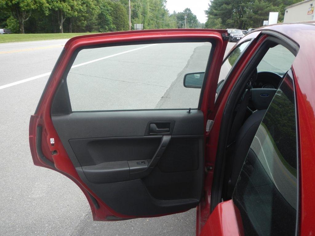 Ford Focus SE Sedan 2010