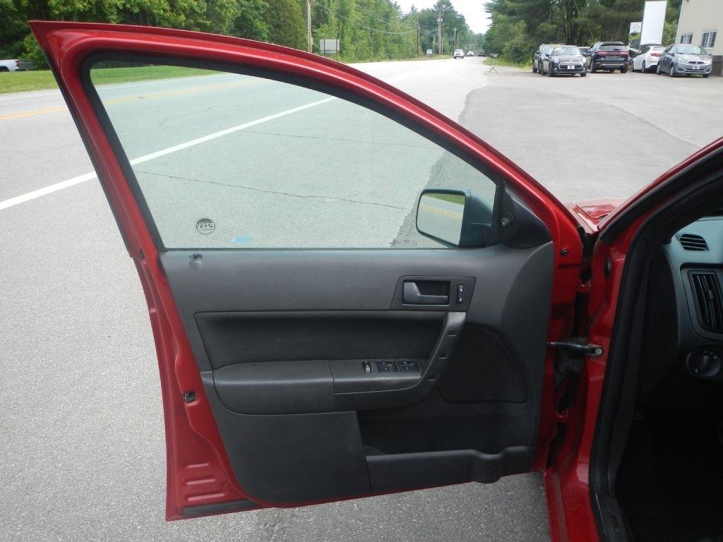 Ford Focus SE Sedan 2010