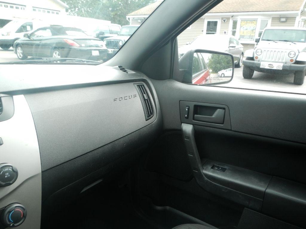 Ford Focus SE Sedan 2010