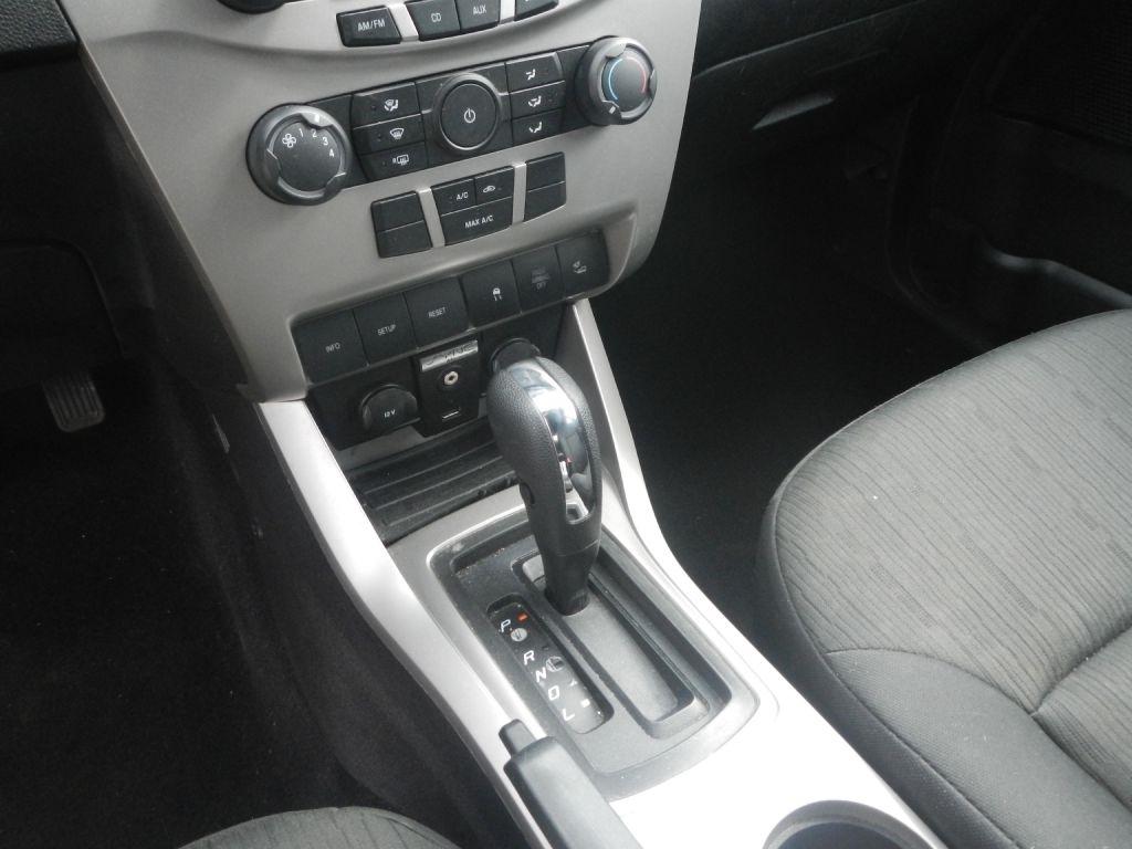 Ford Focus SE Sedan 2010