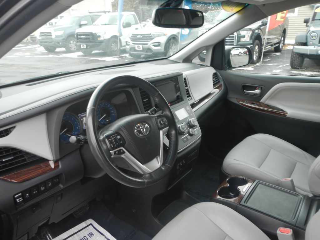 Toyota Sienna Limited AWD 7-Passenger V6 2015