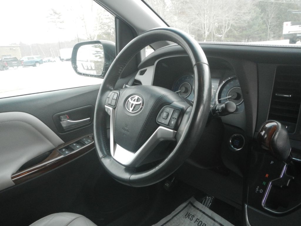 Toyota Sienna Limited AWD 7-Passenger V6 2015