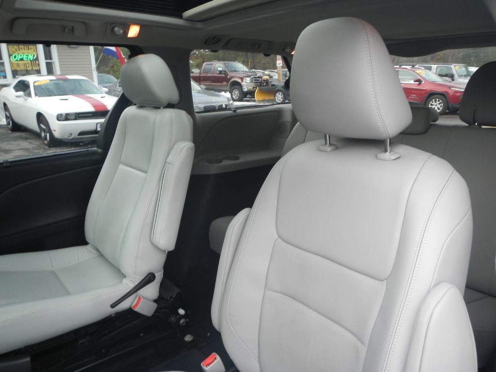 Toyota Sienna Limited AWD 7-Passenger V6 2015