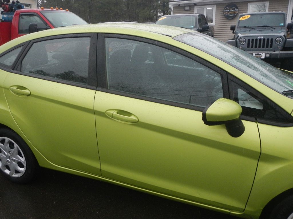 Ford Fiesta SE Sedan 2012