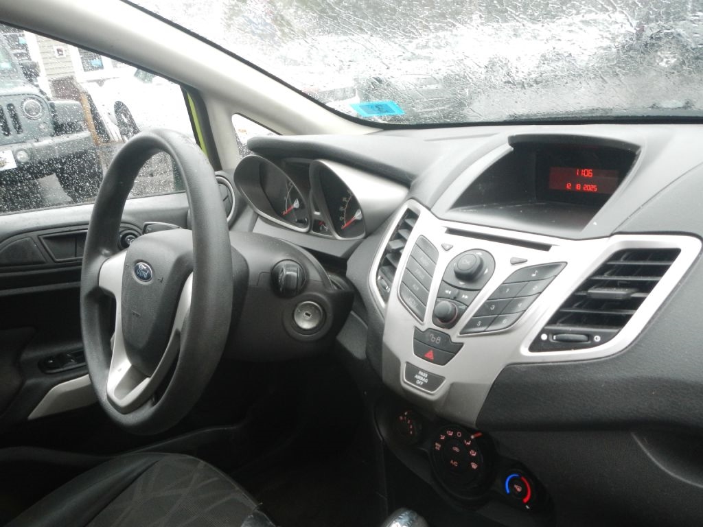 Ford Fiesta SE Sedan 2012