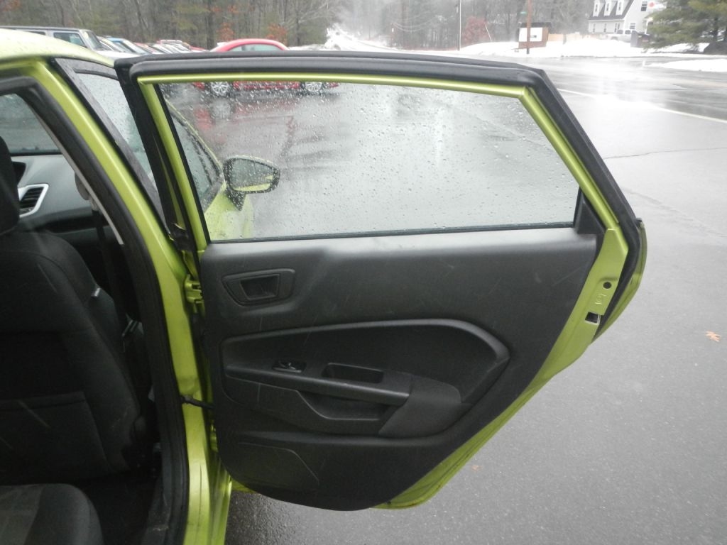 Ford Fiesta SE Sedan 2012