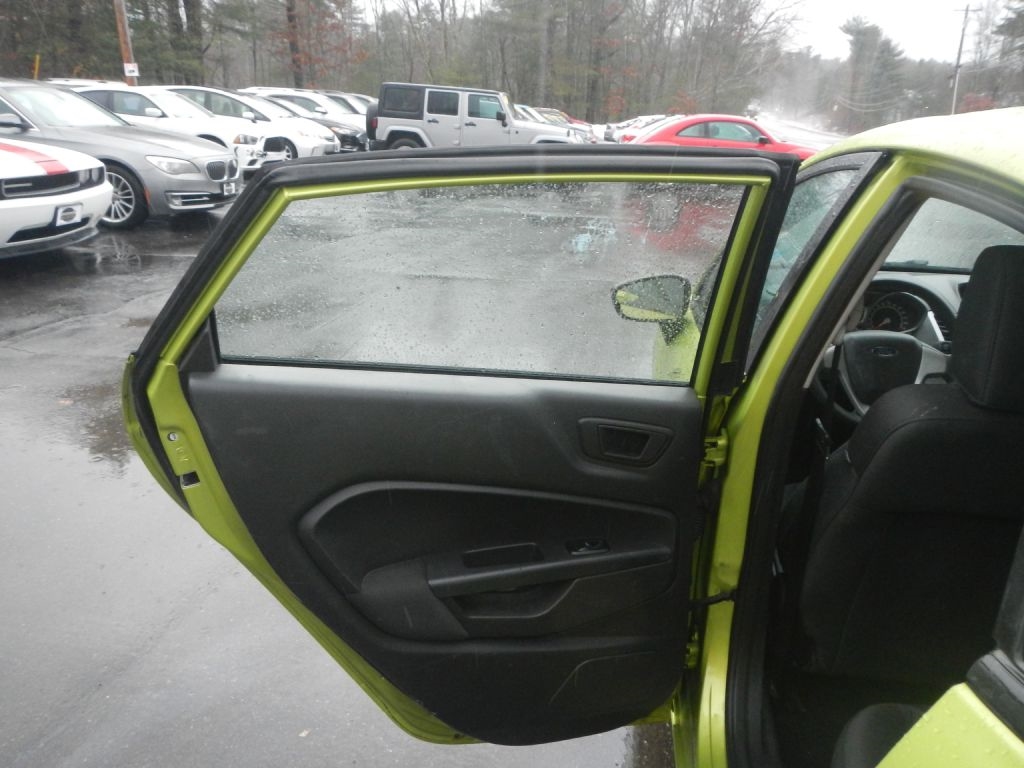 Ford Fiesta SE Sedan 2012