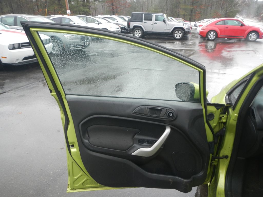 Ford Fiesta SE Sedan 2012