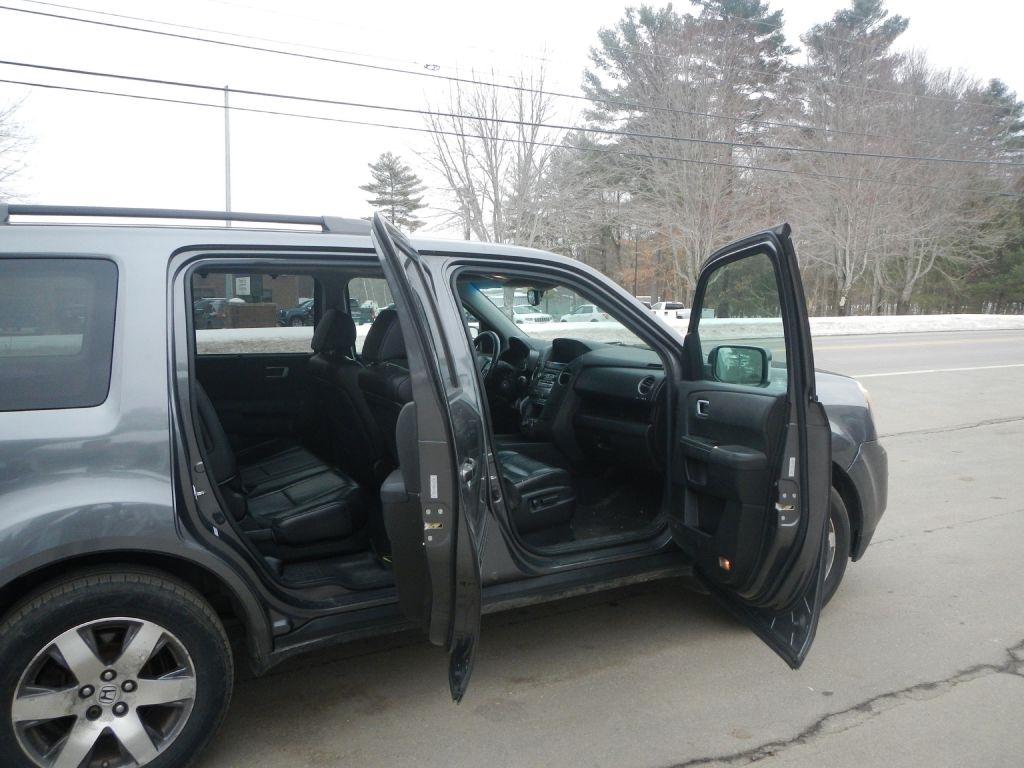Honda Pilot Touring 4WD 5-Spd AT with DVD 2012
