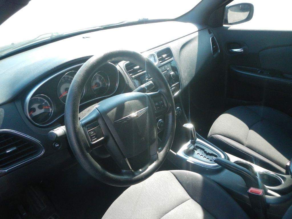 Chrysler 200 LX 2012