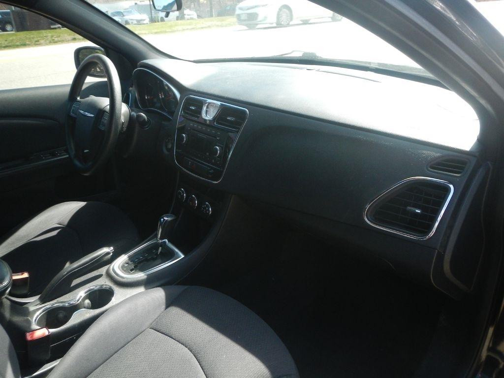 Chrysler 200 LX 2012