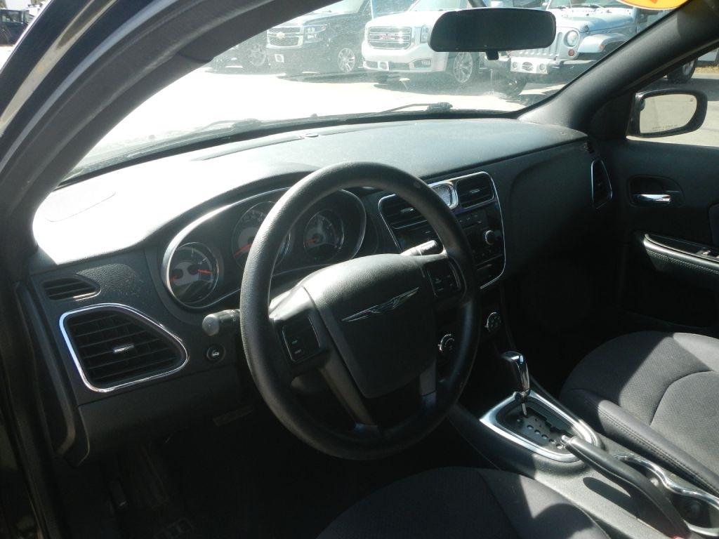 Chrysler 200 LX 2012
