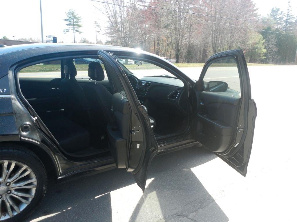 Chrysler 200 LX 2012